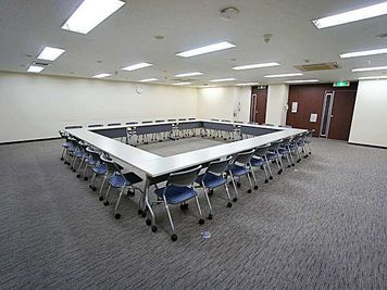 名古屋会議室 名駅モリシタ名古屋駅東口店 第2会議室（1〜54名）の室内の写真