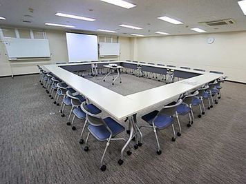 名古屋会議室 名駅モリシタ名古屋駅東口店 第2会議室（1〜54名）の室内の写真