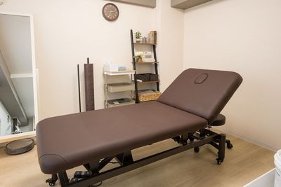 上下昇降とリクライニング可能な電動ベッド - Relax Salon（りらくサロン）渋谷道玄坂 レンタルサロンの室内の写真