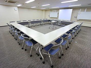 名古屋会議室 名駅モリシタ名古屋駅東口店 第2会議室（1〜54名）の室内の写真