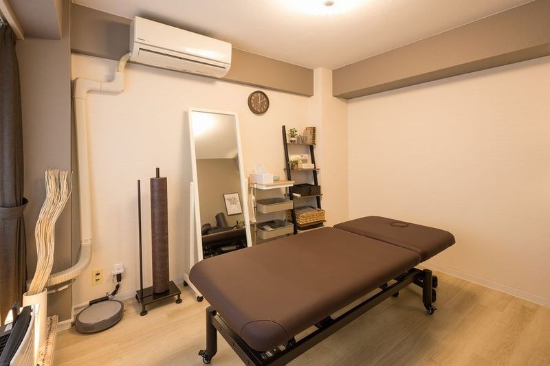 電球色照明での室内 - Relax Salon（りらくサロン）渋谷道玄坂 レンタルサロンの室内の写真