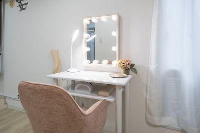 女優ミラー付のメイク・ヘアセットテーブル - Relax Salon（りらくサロン）渋谷道玄坂 レンタルサロンの室内の写真