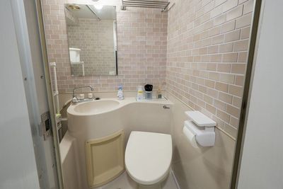 トイレは暖房便座付 - Relax Salon（りらくサロン）渋谷道玄坂 レンタルサロンの室内の写真