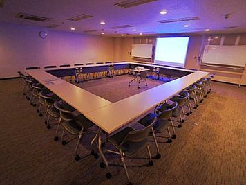 名古屋会議室 名駅モリシタ名古屋駅東口店 第2会議室（1〜54名）の室内の写真