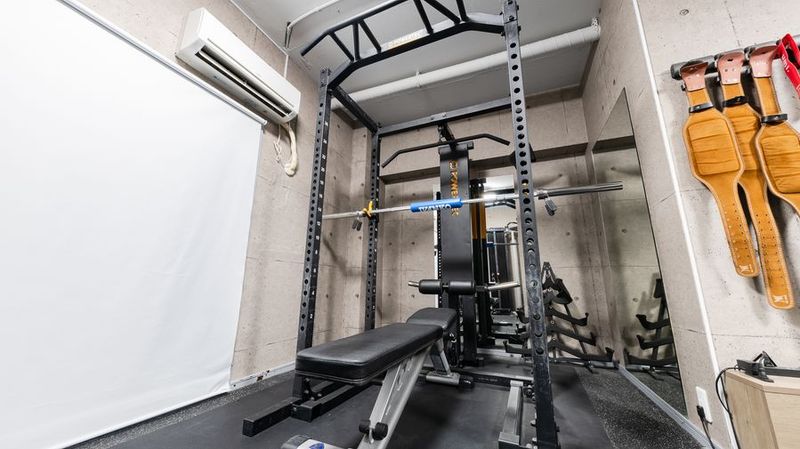 池袋で最安値で駅チカ！広くてマシン2台で備品も充実のレンタルジムです - レンタルジムAivic池袋東口3号店の室内の写真