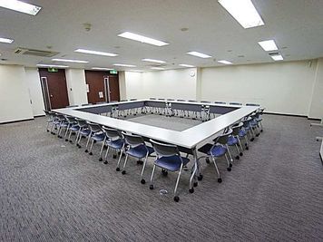 名古屋会議室 名駅モリシタ名古屋駅東口店 第2会議室（1〜54名）の室内の写真