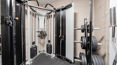 レンタルジムには珍しい独立ケーブルマシンになります。 - レンタルジムAivic池袋東口3号店の室内の写真