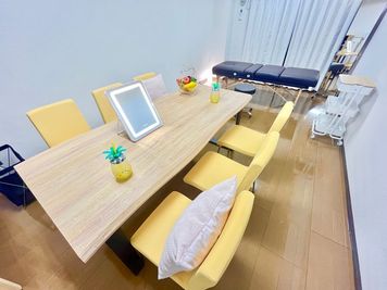 ＜オレンジスペース 仙台駅前＞ パーティも可能なレンタルスペースの室内の写真