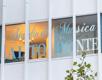 外苑東通りから見える風景 - 音楽練習スタジオ　アルトポンテ 音楽練習スタジオ　アルトポンテ Cスタジオ　アップライトピアノの外観の写真