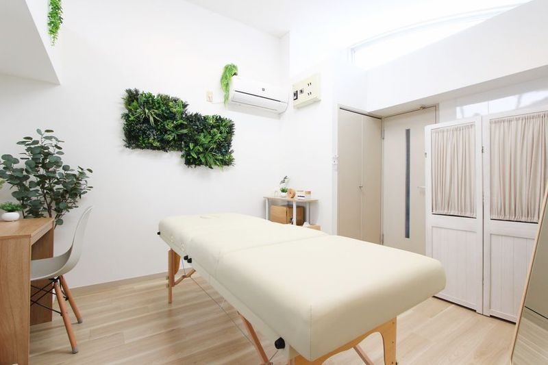 レンタルサロンPalette三軒茶屋店 自然の光がたっぷり入るプライベートサロン☀️🍀の室内の写真