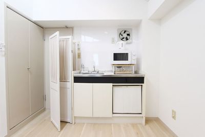 レンタルサロンPalette三軒茶屋店 自然の光がたっぷり入るプライベートサロン☀️🍀の室内の写真