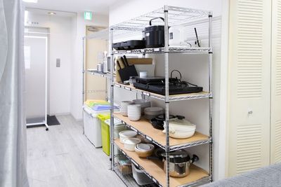 ホットプレートなどの電気製品、鍋などがございます。 - レンタルスペース -- BB 新宿御苑 -- 女子会/推し活/歓迎会/撮影/上映会/駅徒歩4分！新宿御苑の室内の写真