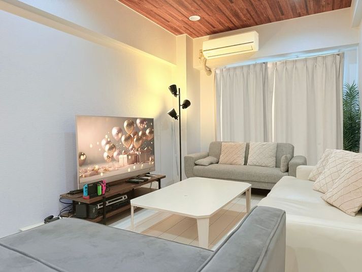 ソファも多いゆったりとした空間 - レンタルスペース【ルームルーム】 【ルームルーム高田馬場1分】大型TV📺2024年6リニューアルの室内の写真