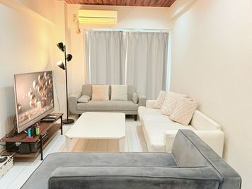 ソファも多いゆったりとした空間 - レンタルスペース【ルームルーム】 【ルームルーム高田馬場1分】大型TV📺2024年6リニューアルの室内の写真