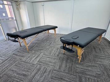 \新規オープン/博多筑紫口徒歩3分/施術レッスンスペース/31人収容/無料大型モニター&プロジェクター/完全個室/当日予約可 - お気軽会議室博多東plata