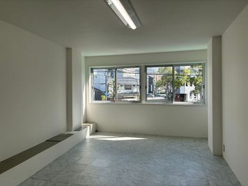 机を片付けた部屋 - レンタルスペースTAMARE レンタルスペースの室内の写真