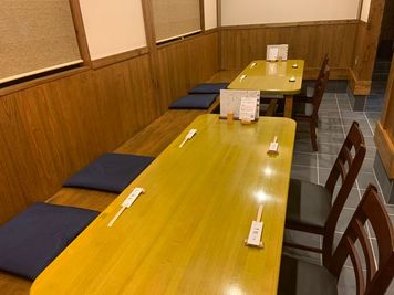 木のカウンターやぬくもりある照明が、他にはない落ち着いた空間を演出 - 鮨処酒主