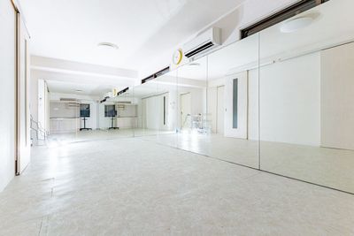 様々な色に変更できるカラー付きライトによって映える動画撮影、MV撮影など可能です📹 - Wellness南森町 Wellness南森町_19の室内の写真