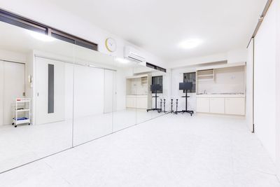 一面鏡張りの為ダンスレッスンや稽古に最適です♬ - Wellness南森町 Wellness南森町_19の室内の写真