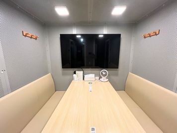 🌟勉強会に最適🌟【銀座駅徒歩5分|レッスン向けスペース】個室/24時間営業/無料Wi-Fi/電源/55inモニター - FEEEP銀座店