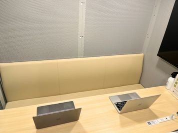 パソコン2台置いてもスペースにゆとりがあります。 - FEEEP銀座店 FEEEP銀座店｜定員6名個室｜部屋番号12(PG)の室内の写真
