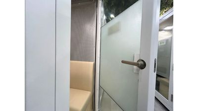 ドアにフィルムを貼っているため外部の視線も気になりません。 - FEEEP 飯田橋店 FEEEP飯田橋店｜1名用個室｜部屋番号4(PS)の設備の写真