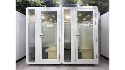 部屋の外観になります。完全防音個室になります。
ドアにフィルムを貼っているため外部の視線も気になりません。 - FEEEP 飯田橋店 FEEEP飯田橋店｜1名用個室｜部屋番号5(PS)の外観の写真