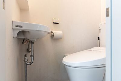 バックヤードに化粧室もございます。 - sponge space/ポップアップ/渋谷徒歩5分💖 🛍️ポップアップ、🗣️会合に！10名程度　スポンジスペースの設備の写真