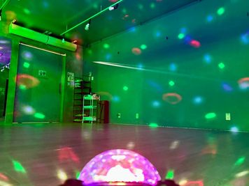 ミラーボールが輝き倒すので、いつでもレッツダンシングです♪ - お気軽スペースHARU　ハルのお気軽ダンススペース天文館 ハルのお気軽ダンススペース天文館の室内の写真