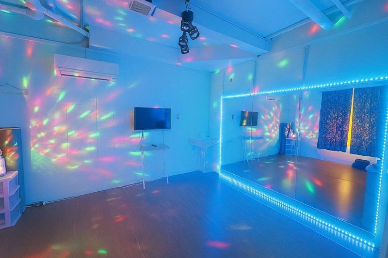 七色LEDの鏡とミラーボールが輝き散らかします✨ - ハルのお気軽ちょい練スタジオ　お気軽スペースHARU ハルのお気軽ちょい練スタジオ　天文館樋之口町　お気軽スペースハルの室内の写真