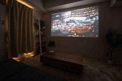 大迫力プロジェクターを自由にお楽しみいただけます - PAX Lume スペース横浜の室内の写真