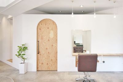 バックルーム入口 - Liliy麻布十番 美容室のセット面2の室内の写真