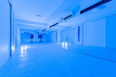 様々な色に変更できるカラー付きライトによって映える動画撮影、MV撮影など可能です。 - Wellness南森町 Wellness南森町_19の室内の写真