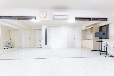 白を基調とした綺麗なスタジオです。
無料備品も豊富ですのでご活用ください - Wellness南森町 Wellness南森町_19の室内の写真
