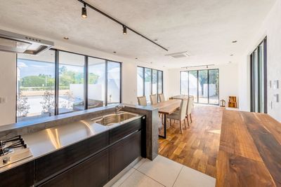 備え付けのデコレーションキッチン（シンク・ガスコンロ・冷蔵庫・調理器具利用可） - イノセンスリゾート～in千葉レゾール～ おしゃれな一軒家のＬＤＫとテラスで貸切パーティ！（BBQも可）の室内の写真