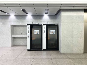 【テレキューブ】日本生命梅田ビル。視線と音を遮る、プライベートな集中環境。(286-01) - テレキューブ 日本生命梅田ビル