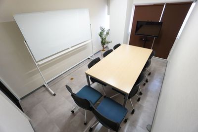 <神田会議室 5-B>神田駅徒歩3分🚃8名収容完全個室✨24時間🈺光回線Wi-Fi📶会議/商談/ワークショップ - 【神田会議室】