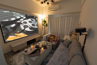 大型スクリーン＆プロジェクター
📺各種VODも対応しておりますので
ごゆっくりご利用ください。 - Vileka名駅 Vileka名駅_08の室内の写真
