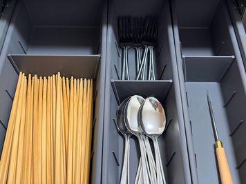 6名様分の食器が使える🍴
(箸、フォーク、スプーン、コップ、取り皿)
 - 【広スペ】南林間 南林間の広いレンタルスペースの設備の写真