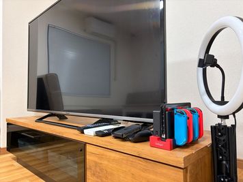 55インチの大画面で配信サービスが見放題！
※ご自身のアカウントでログイン - 【広スペ】南林間 南林間の広いレンタルスペースの設備の写真