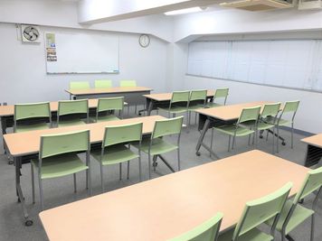 【リロの会議室】Forum S サンブリヂ新橋ビル 【リロの会議室】2階会議室の室内の写真