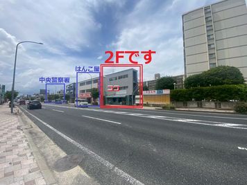 中区区役所前の通りです。はんこ屋さんの隣で分かりやすいですよ - 中区役所前201事務所 中区所前2階のコスパ抜群ルーム★彡の外観の写真