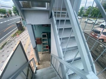 階段は少し狭いです。 - 中区役所前201事務所 中区所前2階のコスパ抜群ルーム★彡の外観の写真