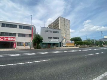 １Fは【はっぴぃさん】夜カフェがあります。 - 中区役所前201事務所 中区所前2階のコスパ抜群ルーム★彡の外観の写真