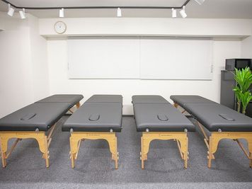 施術ベット　最台4台利用可 - 貸会議室ルームス　淡路町店 【ROOMs淡路町店 】東京メトロ丸ノ内線 淡路町駅 徒歩3分の設備の写真