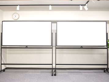 ホワイトボード
盤面サイズ1800×900 - 貸会議室ルームス　淡路町店 【ROOMs淡路町店 】東京メトロ丸ノ内線 淡路町駅 徒歩3分の設備の写真