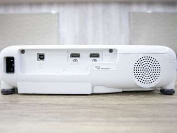 エプソン　EB-E12 HDMI接続/ケーブル有 - 貸会議室ルームス　淡路町店 【ROOMs淡路町店 】東京メトロ丸ノ内線 淡路町駅 徒歩3分の室内の写真