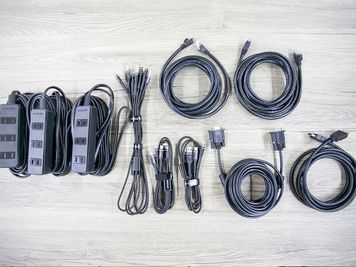 延長タップ5ｍ×3
ＬＡＮケーブル×2
スマホ充電器　マイクUSB/タイプC/ライトニング充電可 - 貸会議室ルームス　淡路町店 【ROOMs淡路町店 】東京メトロ丸ノ内線 淡路町駅 徒歩3分の室内の写真
