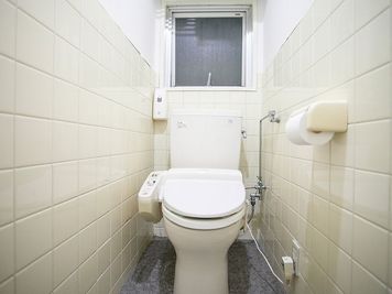 男女共用トイレ×1 - 貸会議室ルームス　淡路町店 【ROOMs淡路町店 】東京メトロ丸ノ内線 淡路町駅 徒歩3分の室内の写真