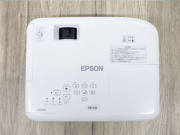 エプソン　EB-E12 HDMI接続/ケーブル有 - 貸会議室ルームス　淡路町店 【ROOMs淡路町店 】東京メトロ丸ノ内線 淡路町駅 徒歩3分の設備の写真